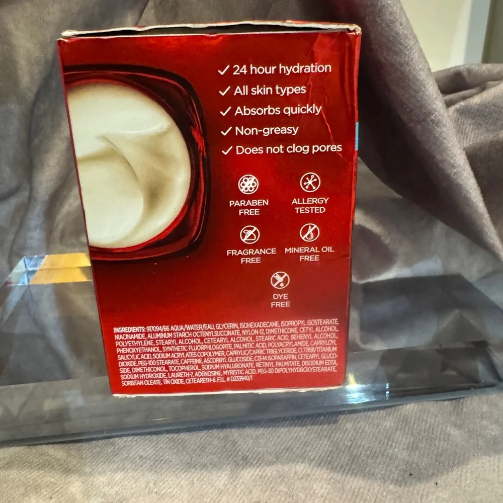 L'Oreal‎ Hydration Cream - Red Packaging